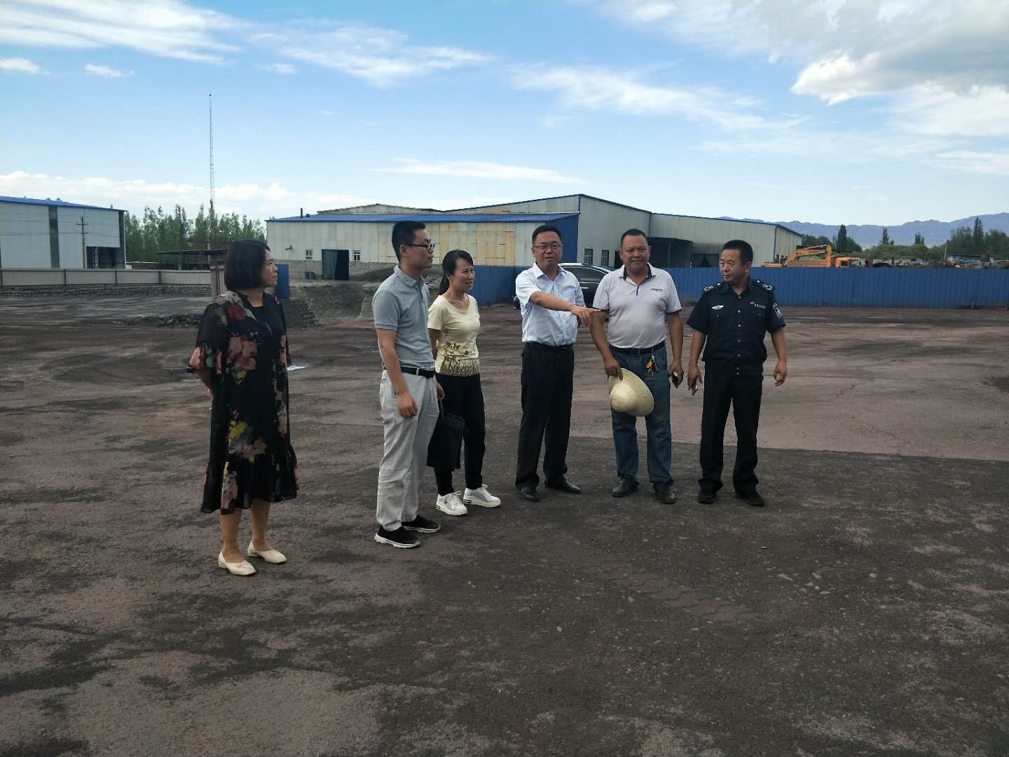 2018年蔡國斌（左二）在新疆調研當?shù)孛夯ぎa業(yè)基地現(xiàn)狀
