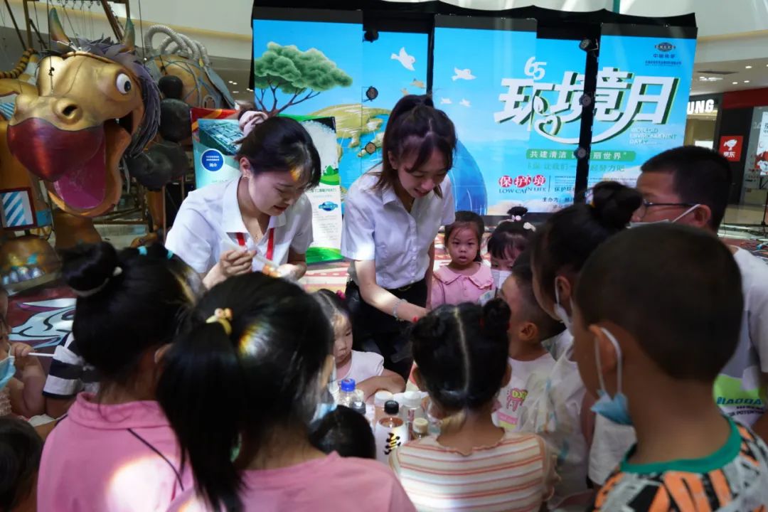 2022年6月3日，東華科技所屬東華天業(yè)公司聯(lián)合新疆建設(shè)兵團第八師石河子市生態(tài)環(huán)境局在新疆萬達商場舉辦“共建清潔美麗世界”六五環(huán)境日公益宣傳活動