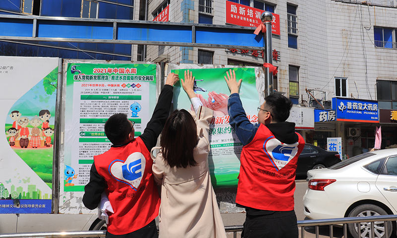 2021年3月25日，藍(lán)鴿志愿服務(wù)隊(duì)前往社區(qū)開(kāi)展“世界水日”暨“中國(guó)水周”主題宣傳活動(dòng)（2）